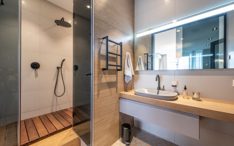 What type of mirror is best for bathrooms? 