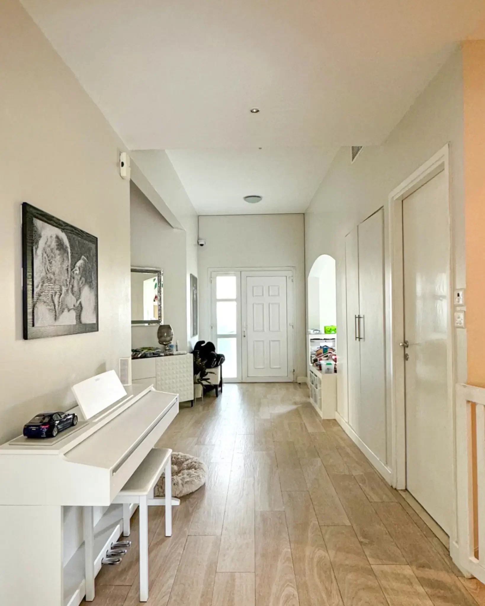 bright-modern-hallway-interior bright-modern-hallway-interior