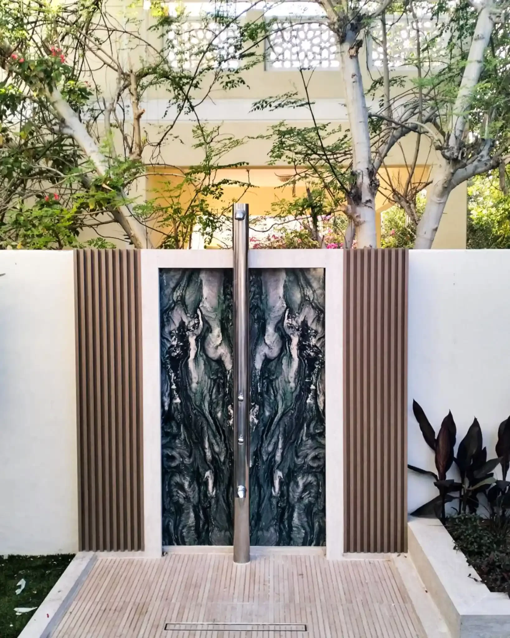 luxury-outdoor-shower-marble-feature luxury-outdoor-shower-marble-feature
