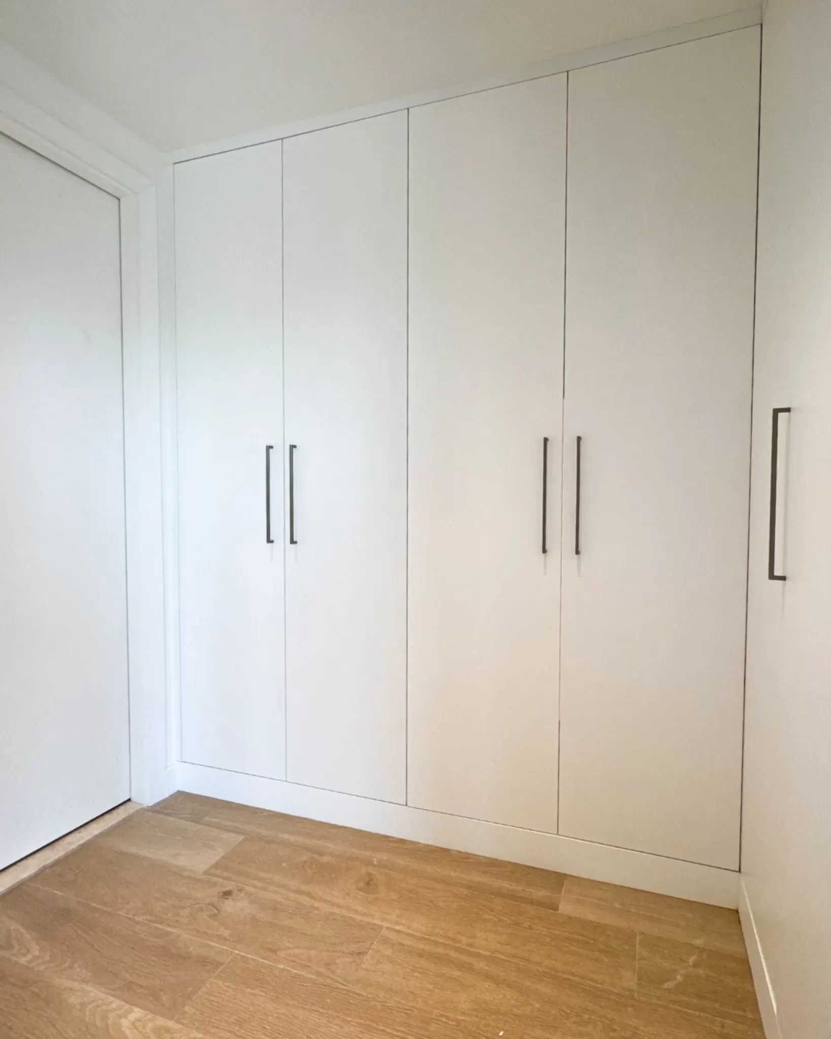 minimal-white-wardrobe-cabinet-design minimal-white-wardrobe-cabinet-design