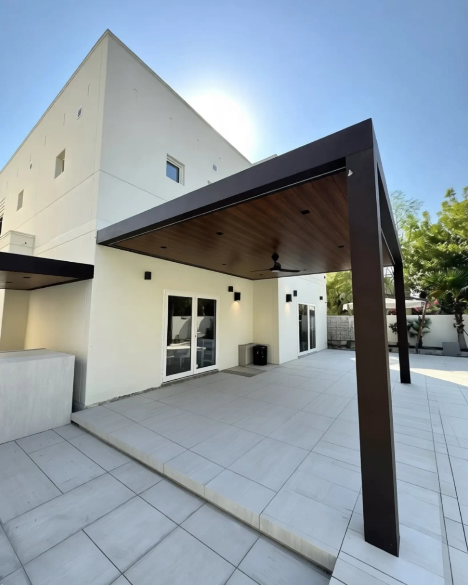 modern-villa-pergola-extension modern-villa-pergola-extension